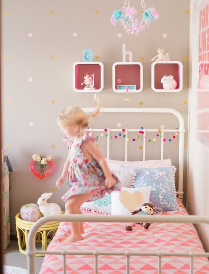 Детская комната для школьника с синей кроватью Brooklyn: фото интерьера от SKDESIGN