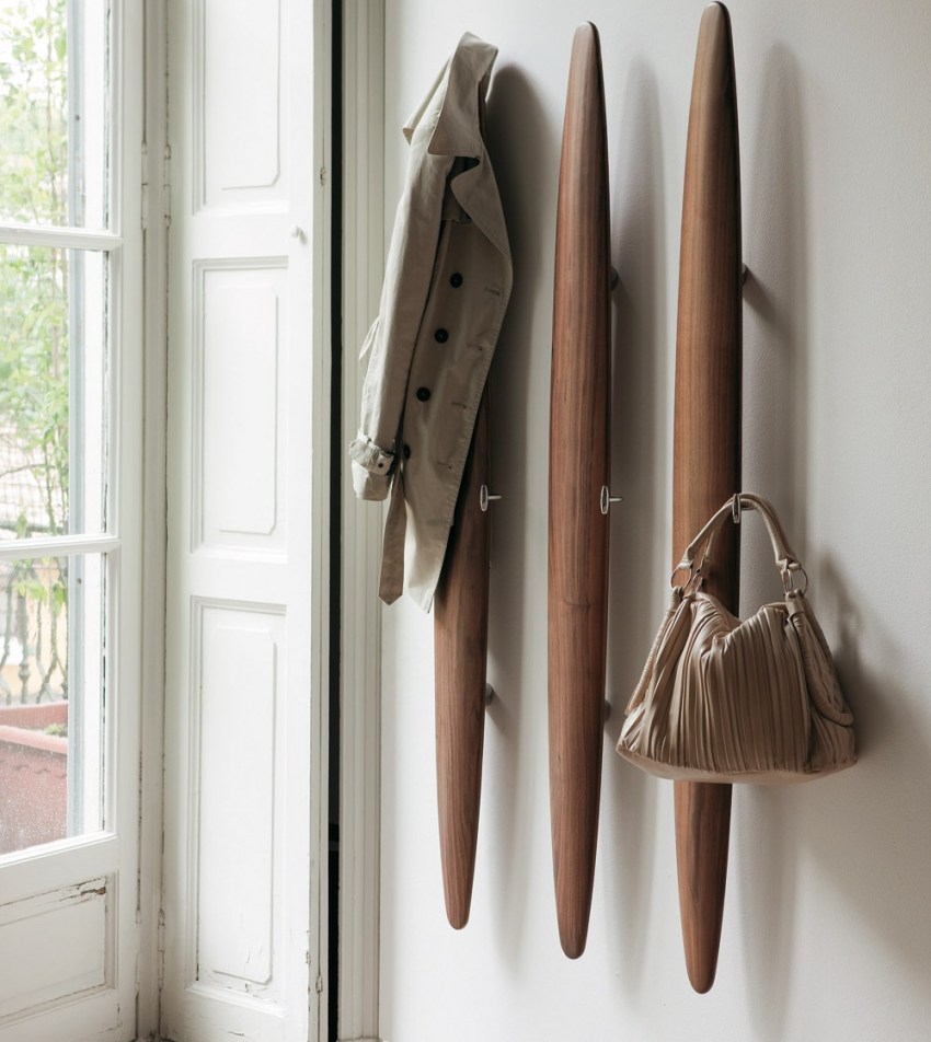 Деревянная вешалка - новая концепция полезного декорирования прихожей